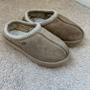 UGG Big Kids Classic tan Suede Tasman Slippers